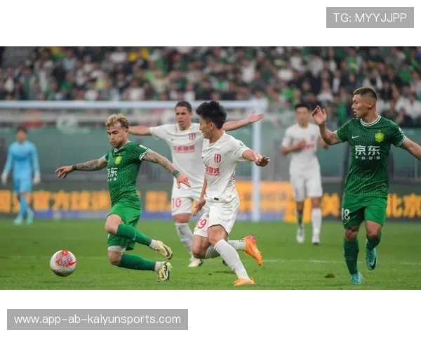 北京国安恩科洛洛背身做球，队友跟进射门击中门框