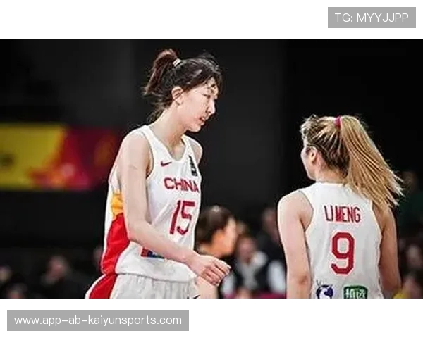 女篮老队员退役战命中告别三分，哨声响起全队冲上去把她举在空中